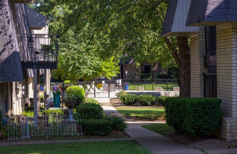 Apartment Complex Photos of Canterbury Apartments, Hopkinsville, KY